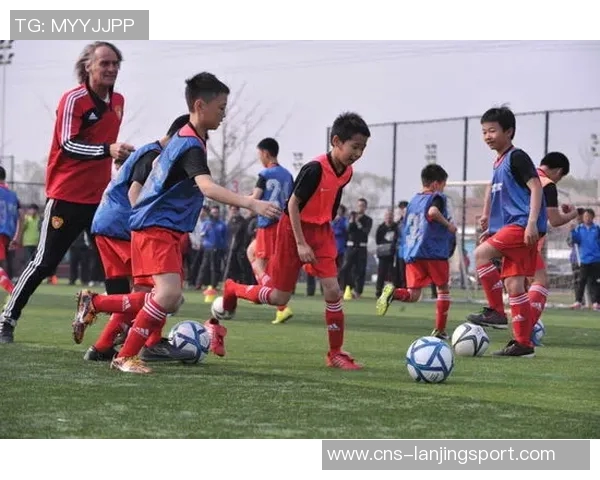 青少年足球培训的全面发展与未来趋势探讨 青少年足球培训的全面发展与未来趋势探讨